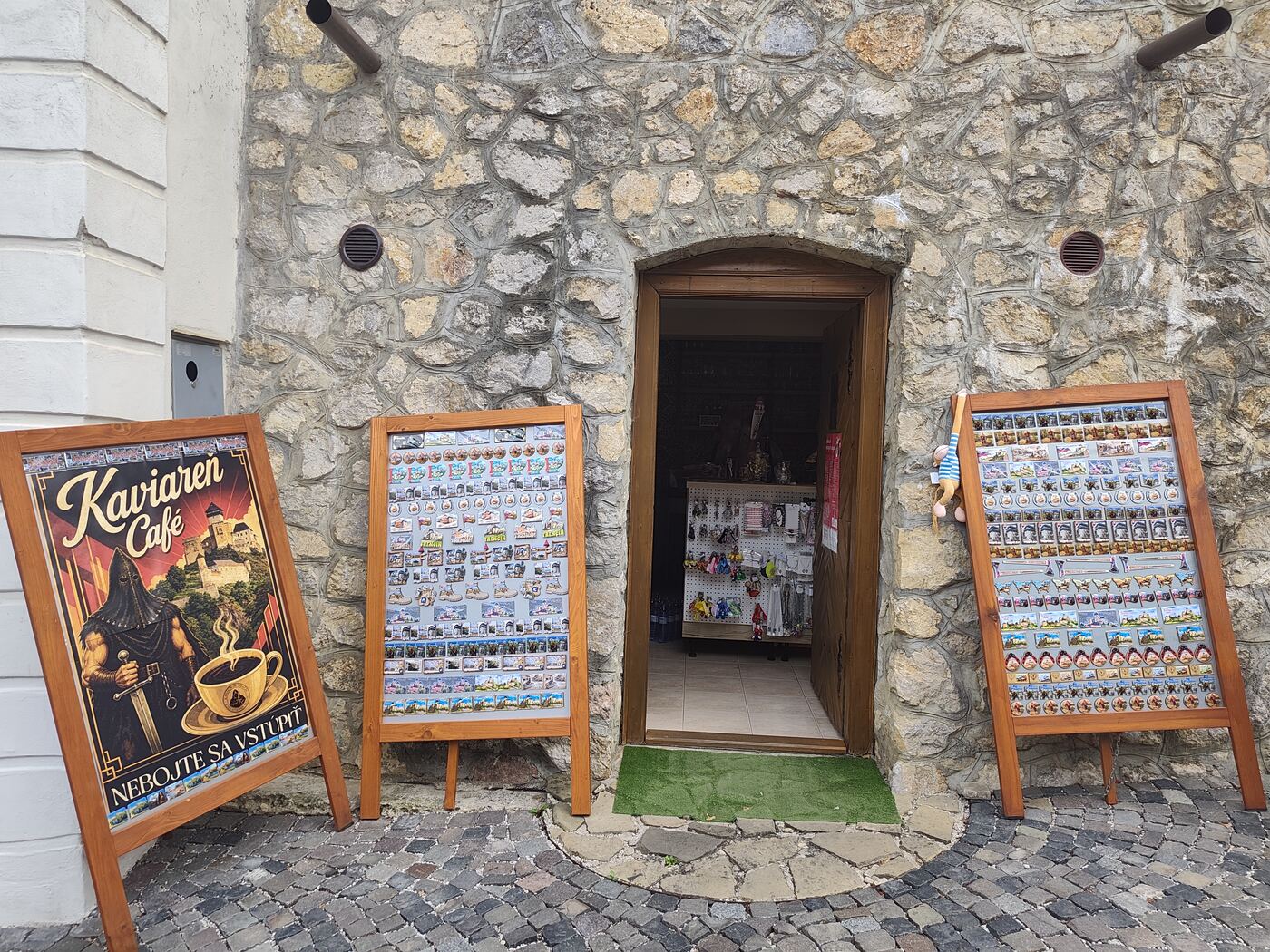 Vchod z Matúšovej ulice so suvenírmi
