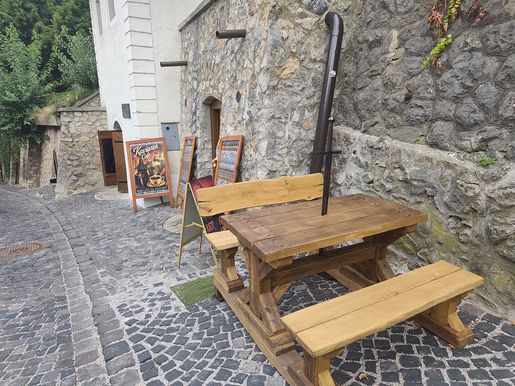 Posedenie vonku na Matúšovej ulici